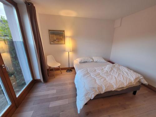 KatzenthalにあるSur la Route des Vins- très proche Colmarのベッドルーム1室(ベッド1台、大きな窓付)
