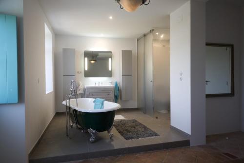 Quinta Amarela XL by Portucasa