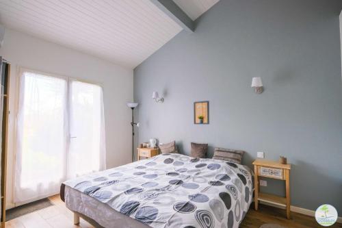 um quarto com uma cama e uma grande janela em Villa avec Piscine 24 couchages em Parentis-en-Born