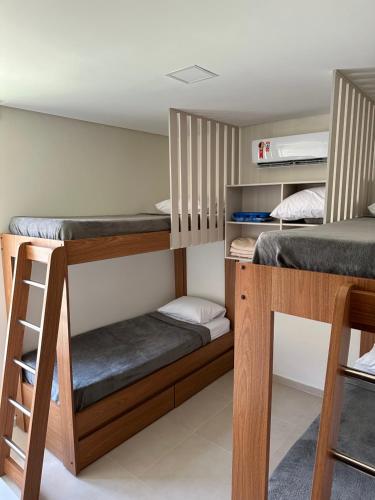 Tempat tidur susun dalam kamar di Reserva dos Carneiros 301