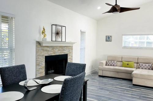ein Wohnzimmer mit einem Tisch, Stühlen und einem Sofa in der Unterkunft Luxury Smart Home in the Heart of Cape Coral in Cape Coral