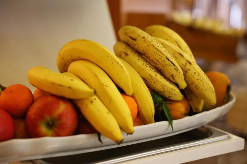 a bowl of bananas and apples on a table at Hotel Max in Aversa