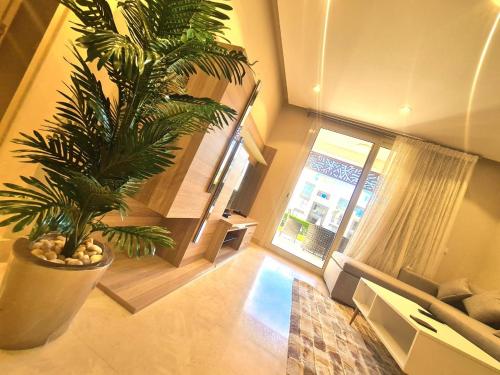 Fabulous Sea view 1 BR & private Garden to the pool at Mangroovy في الغردقة: غرفة معيشة مع خزاف ونافذة