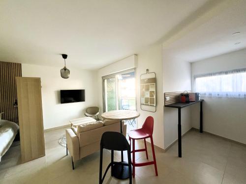 - un salon avec un canapé, une table et des chaises dans l'établissement Casa JONA, à Cagnes-sur-Mer