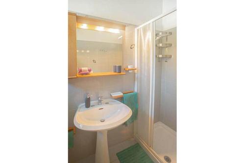 a bathroom with a sink and a shower at Giglio Rosa 4 n9 in Campese