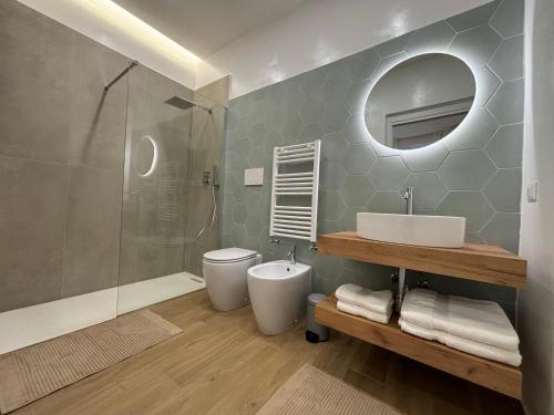 a bathroom with a toilet and a sink and a shower at La Maison Appartement - a 200m dal Porto in Civitavecchia