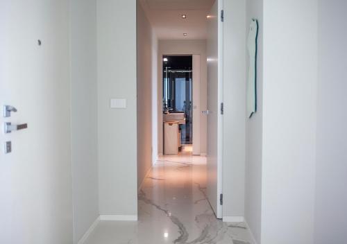 Ένα μπάνιο στο Modern flat 16th floor - Terrace with skyline view