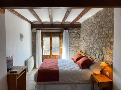 Un pat sau paturi într-o cameră la Hotel D` Ares