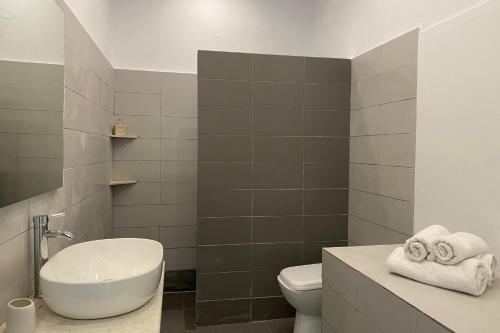 Bilik mandi di Nissaki Suite Artemis Apartment by Sealand Villas