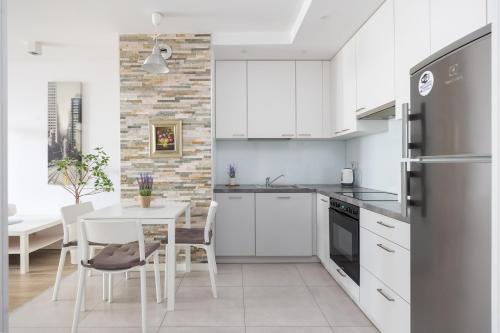Dapur atau dapur kecil di Metro Wilanowska Aparts