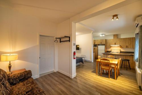 Dapur atau dapur kecil di Motel Et Condo Chez Charley