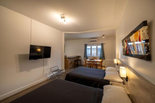 Televisyen dan/atau pusat hiburan di Motel Et Condo Chez Charley