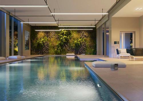 una gran piscina en un edificio con un interior en Luxury apartment Milan - Skyline 16th floor, en Milán