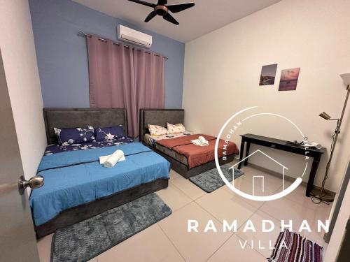 1 dormitorio con 2 camas y ventilador de techo en Ramadhan Villa PD, en Port Dickson