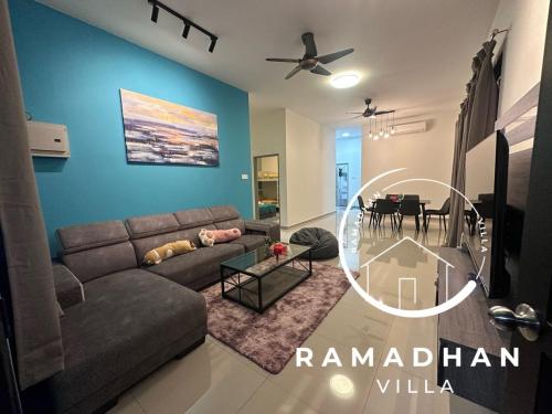 uma sala de estar com um sofá e uma sala de jantar em Ramadhan Villa PD em Porto Dickson