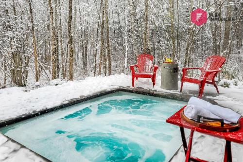 cortile innevato con vasca idromassaggio e 2 sedie di Le Céleste de Portneuf - Hot tub in the forest a Pont-Rouge