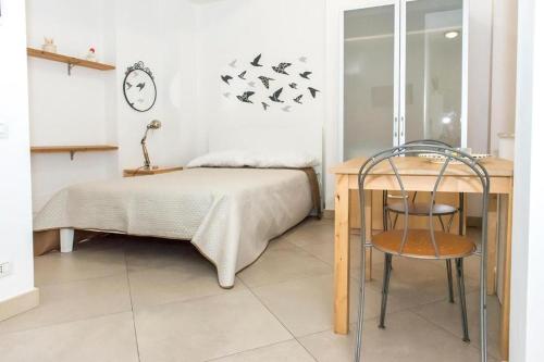 1 dormitorio con 1 cama, 1 mesa y 1 silla en A23 - Monolocale in Ancona Centro sx en Ancona