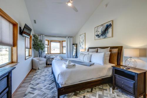 Katil atau katil-katil dalam bilik di Scenic Flagstaff Home with Hot Tub and Mountain Views