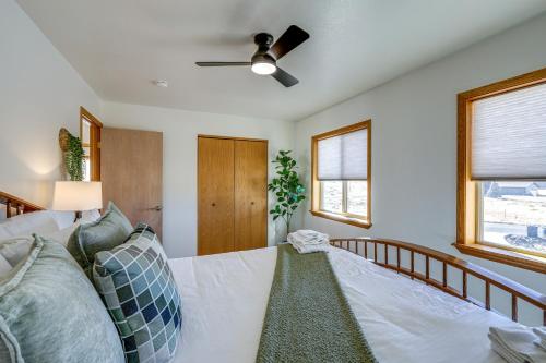 Katil atau katil-katil dalam bilik di Scenic Flagstaff Home with Hot Tub and Mountain Views