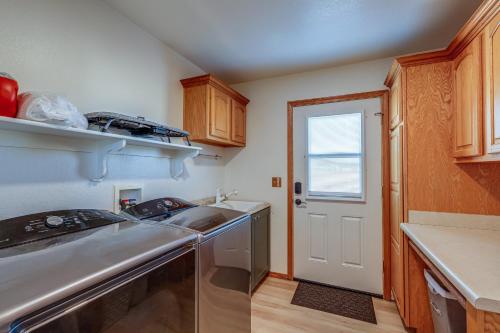 Dapur atau dapur kecil di Scenic Flagstaff Home with Hot Tub and Mountain Views