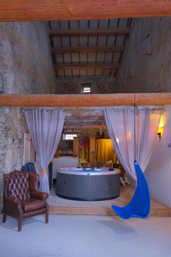 un salon avec un canapé et une table dans l'établissement La maison SPA, PISCINE et CLIMATISATION, à Sainte-Vallière