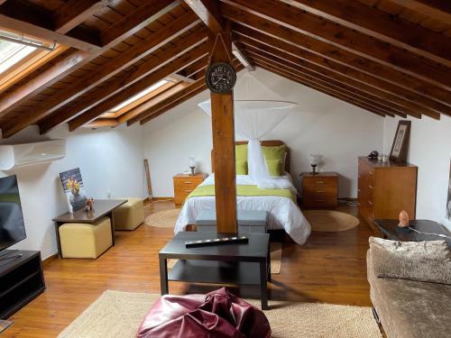 Un pat sau paturi într-o cameră la Quintinha da Bé, Ourém, Portugal