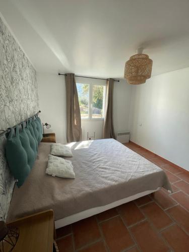 Un dormitorio con una cama grande y una ventana en Villa de charme, en Urtaca