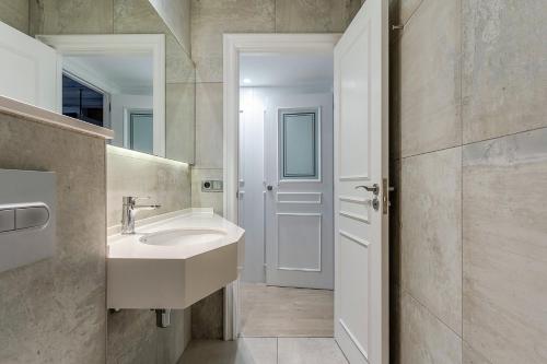 Enjoybcn Colon Apartments photo 68