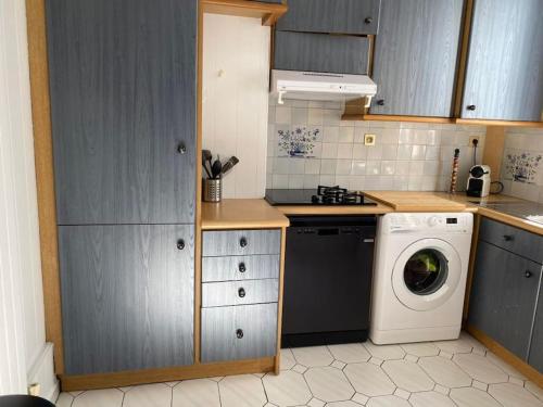 une cuisine avec un lave-linge et un lave-linge dans l'établissement Mytripinparis - Large and Sunbathed 1Br - close to the Eiffel Tower, à Paris