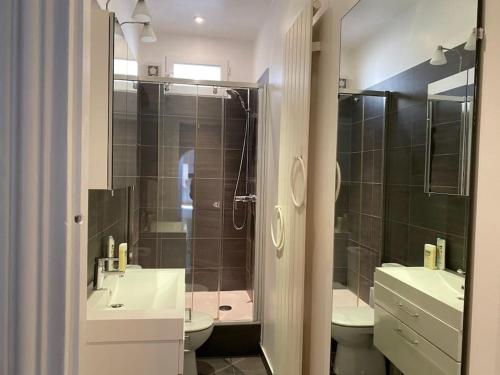 une salle de bain avec une douche, des toilettes et un lavabo dans l'établissement Mytripinparis - Large and Sunbathed 1Br - close to the Eiffel Tower, à Paris