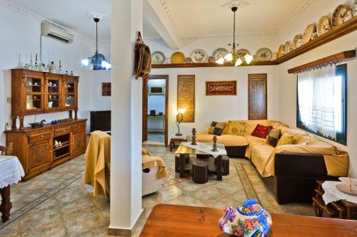 een woonkamer met een bank en een tafel bij Villa Ntora in Afiartis