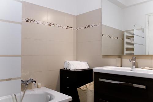 een badkamer met een wastafel en een spiegel bij Domus Oriana in Rome