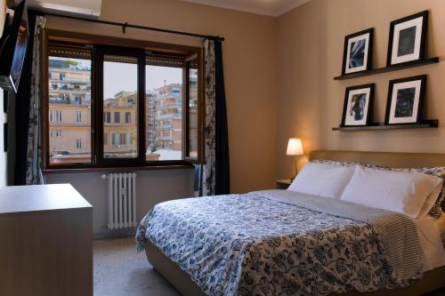 een slaapkamer met een bed en een raam bij Domus Oriana in Rome