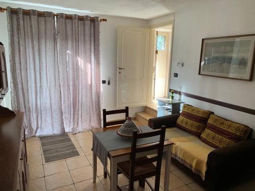 een woonkamer met een bank en een tafel bij Alloggio da Mary in Canale Monterano