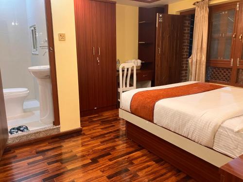 1 dormitorio con 1 cama y baño con aseo en Sacred Trails Homestay, en Burhānilkantha