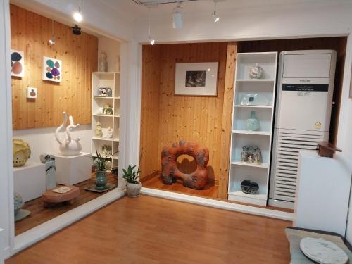 una habitación con una habitación con jarrones en los estantes en Art Residency en Busan