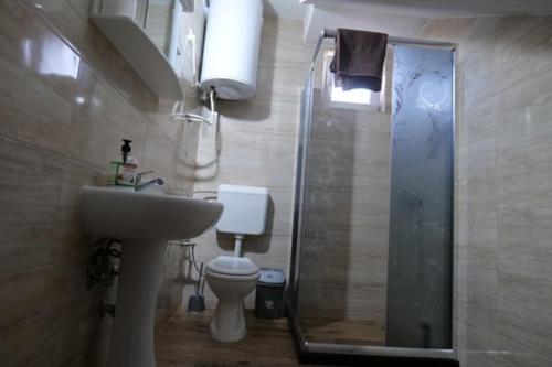 Ένα μπάνιο στο Villa Giti
