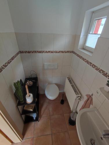 ein Badezimmer mit Toilette, Waschbecken und Badewanne in der Unterkunft AlteFeuerwache #2 in Husum