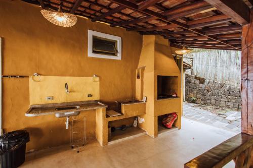uma casa de banho com um lavatório num quarto em Refúgio na natureza com vista espetacular em Ilhabela em Ilhabela