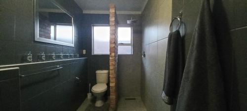 Ένα μπάνιο στο The Grey Inn Accommodation.