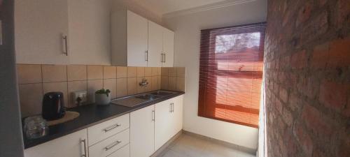 Η κουζίνα ή μικρή κουζίνα στο The Grey Inn Accommodation.