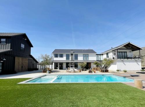 una casa con piscina en el patio en Black Barn Ranch 25 Acres Wpool Near Downtown, en San Luis Obispo