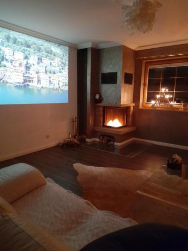 a living room with a large window and a fire place at Wildes Paradies,135 qm Ferienwohnung im Naturgarten in Chemnitz
