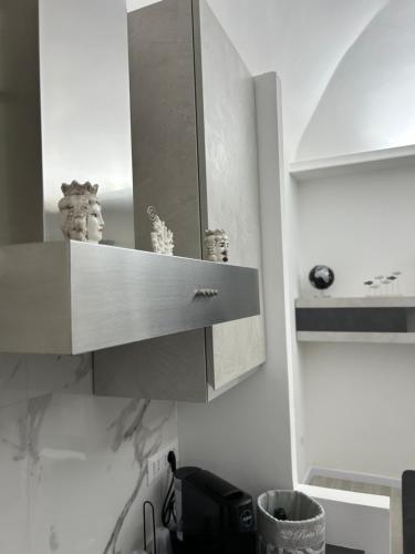 una cucina con un mobile con alcuni vasi sopra di Ciuri Holiday a Trapani