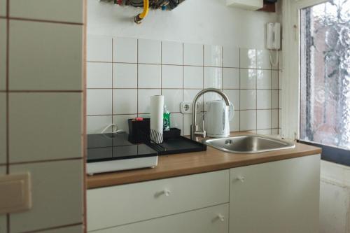 encimera de cocina con fregadero y ventana en Malfatti Urban Oasis, en Viena