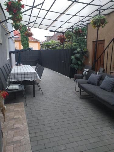 un patio con divani, tavolo, tavolo e sedie di Fully Furnished Studio a Sighetu Marmaţiei