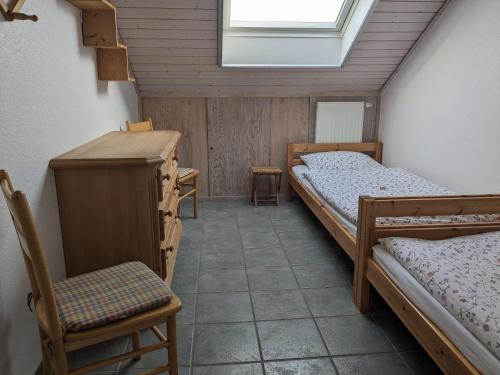 um quarto com 2 camas, uma secretária e uma janela em Ferienhof Schattmann em Sonsbeck