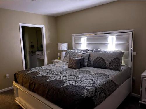 a bedroom with a large bed with pillows at Luxury Miami 2br Townhouse Near Stadium !! in Miami Gardens