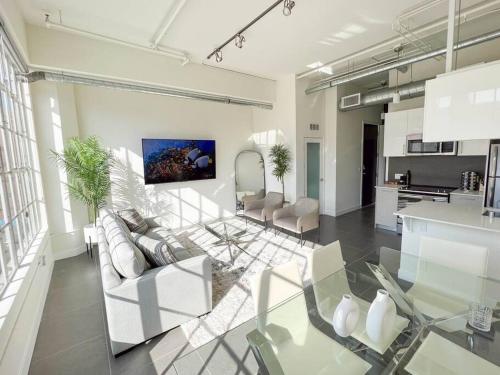 Modern Loft in DTLA - Rooftop Pool & Free Parking!