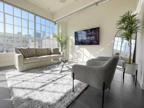 Et tv og/eller underholdning på Modern Loft in DTLA - Rooftop Pool & Free Parking!